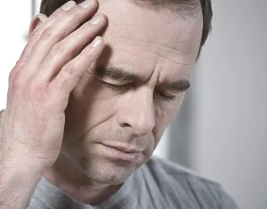 Migraine Symptoms Drucke: Man with headache