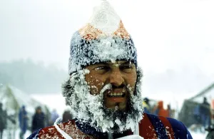 Mann mit Eiskegel auf seinem Gesicht kauert