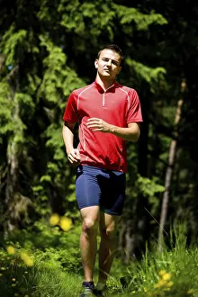 Fitness In Nature Drucke: Man jogging in forest