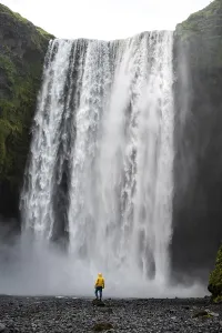 Icelandic Natural Landmarks Drucke: Man in front of large waterfall