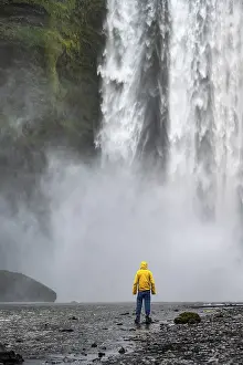 Young Man In Front Of Waterfall Drucke: Man in front of large waterfall
