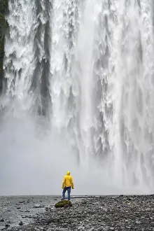 Iceland Tourist Attraction Drucke: Man in front of large waterfall