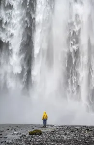 Young Man In Front Of Waterfall Drucke: Man in front of large waterfall