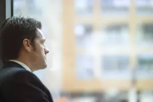 Businessman In Office Drucke: Man looking out