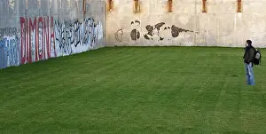 Berlin Graffiti Drucke: Man looking at graffiti on a wall