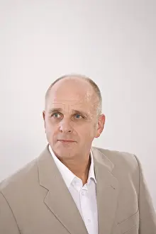Pensive Portrait Photo Drucke: A man looking sideways