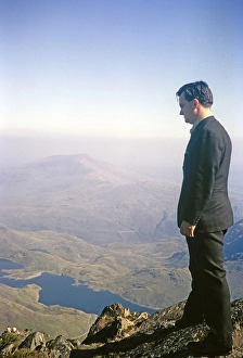 Vintage Wales Photography Drucke: Man looking at the view from the summit of Mount Snowdon