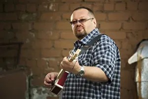 Man Playing Guitar Drucke: Man playing his three string cigar box guitar
