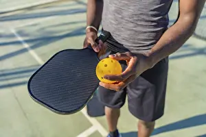 Pickleball Player Drucke: Man preparing to play pickleball