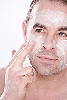 Personal Hygiene Routine Drucke: Man putting on lotion