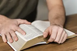 Religious Figure Drucke: Man reading from bible table