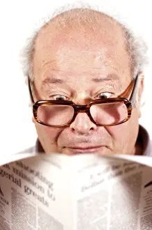 Man Reading Newspaper Drucke: Man reading a newspaper