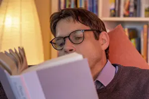Man Reading At Home Drucke: Man reading (symbolic image)