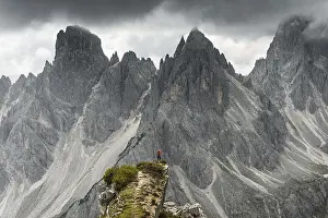 High Mountain Range Alps Drucke: Man with red jacket standing on one degree