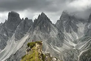 High Mountain Peaks Europe Drucke: Man with red jacket standing on one degree