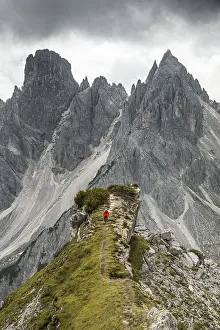 Mountain Peak Photography Drucke: Man with red jacket standing on one degree