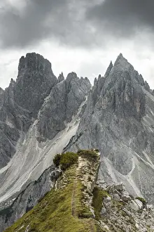 Mountain Peak Photography Drucke: Man with red jacket standing on one degree
