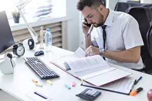 Professional Communication Tips Drucke: A man is sitting in the office