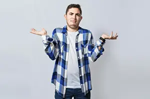 Hispanic Man Portrait Drucke: Man spreading palms, feeling clueless and uncertain