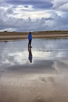 Wild Atlantic Way Ireland Drucke: Man standing on the beach in the evening