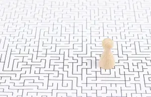 Problem Solving Strategy Drucke: Man stands in the middle of a labyrinth