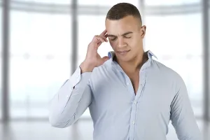 Healthcare System Drucke: Man suffering from an headache