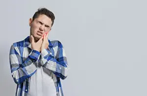 Hispanic Ethnicity Images Drucke: Man suffering with toothache or pulpitis