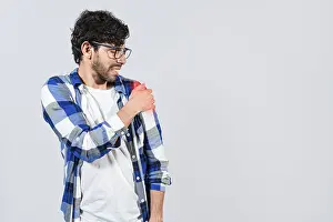 Joint Pain Treatment Drucke: Man suffering from upper arm inflammation