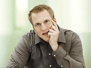 Business Professional Head Shot Drucke: Man supporting his head on his hand