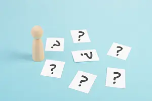 Brainstorming Concept Drucke: Man is thinking, question marks