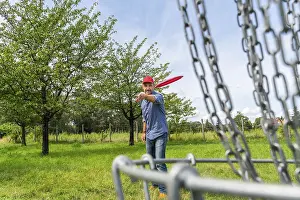 Drucke von Ein Mann wirft einen Diskus im Discgolf, auch Disc Golf genannt, im Volkspark Potsdam in Potsdam, Brandenburg, Deutschland Golf Drucke: Ein Mann wirft einen Disc im Discgolf.