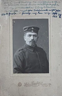 Mann im Uniformjacken und mit Hut