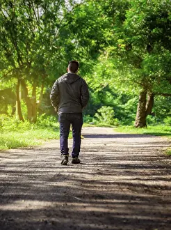 Latin American Ethnicity Image Drucke: Man walking down a desolate road