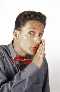 Colorful Portrait Drucke: Man whispering