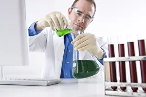 Scientist Experiment Drucke: Man working on an experiment in a laboratory