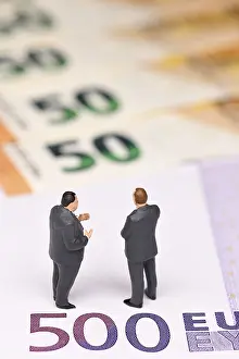 Symbolic Business Image Drucke: Manager, miniature figures on banknotes