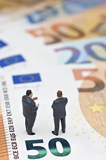 Business Finance Concept Drucke: Manager, miniature figures on banknotes