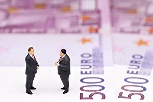 Symbolic Money Image Drucke: Manager, miniature figures on banknotes
