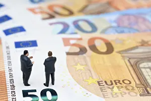 Symbolic Business Image Drucke: Manager, miniature figures on banknotes