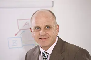 Businessman Suit Drucke: Manager standing in front of a flip chart