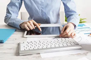 Business Accounting Drucke: Manager using tablet computer with blank screen