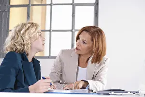 Communication Skills Training Drucke: Manager working in an office with a trainee