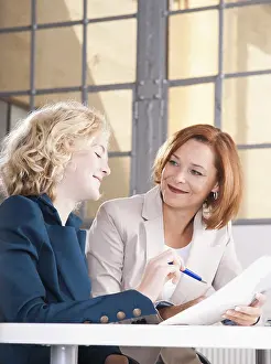 Office Teamwork Success Drucke: Manager working in an office with a trainee