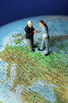 Business Executives Drucke: Two managers on one globe. Globalisation