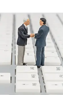 Business Communication Drucke: Two managers talking on the keyboard of a computer