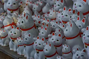 Deserted Tokyo Streets Drucke: Several maneki-neko figures placed close together