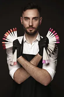 Manicure Master Drucke: Manicur master man in working form with tools in hand