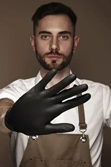 Manicure Master Drucke: Manicur master man in working form with tools in hand