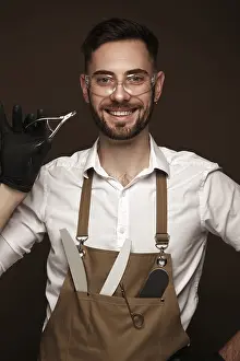 Manicure Master Drucke: Manicur master man in working form with tools in hand