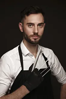 Manicure Master Drucke: Manicur master man in working form with tools in hand